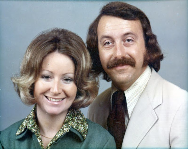 35 Lovely Studio Portrait Photos of ’70s Couples