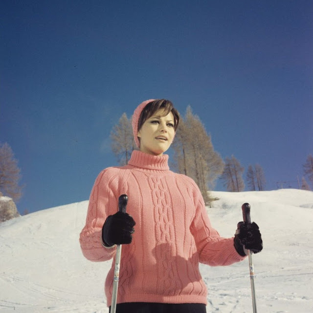 Photos of David Niven and Claudia Cardinale Skiing at Cortina d’Ampezzo During the Filming of “The Pink Panther” (1963)