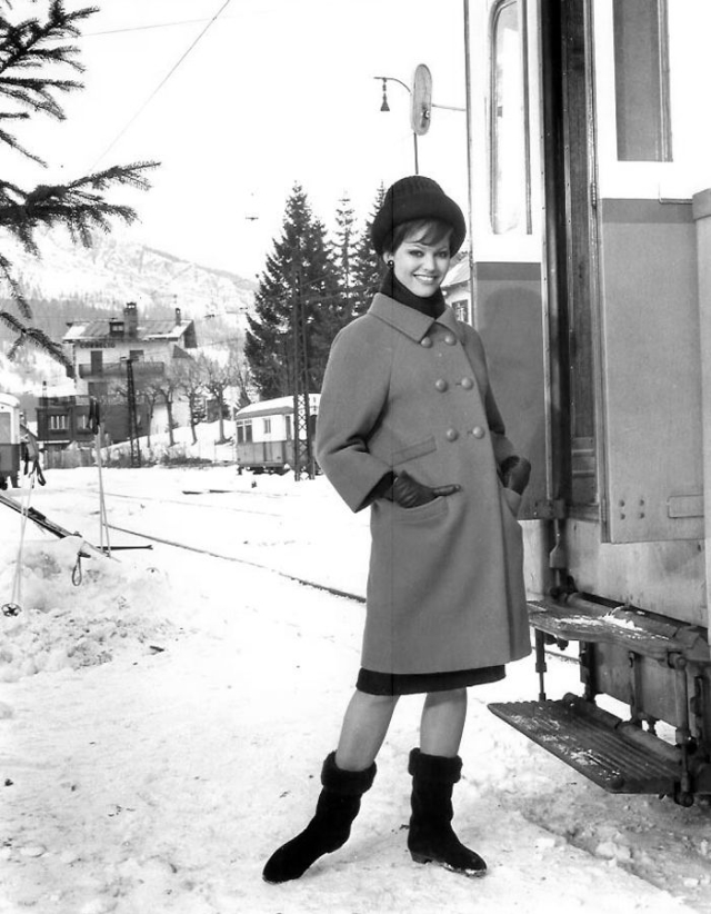 Photos of David Niven and Claudia Cardinale Skiing at Cortina d’Ampezzo During the Filming of “The Pink Panther” (1963)