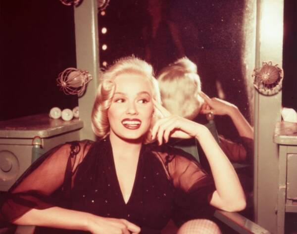 30 Stunning Photos of Mamie Van Doren in the 1950s