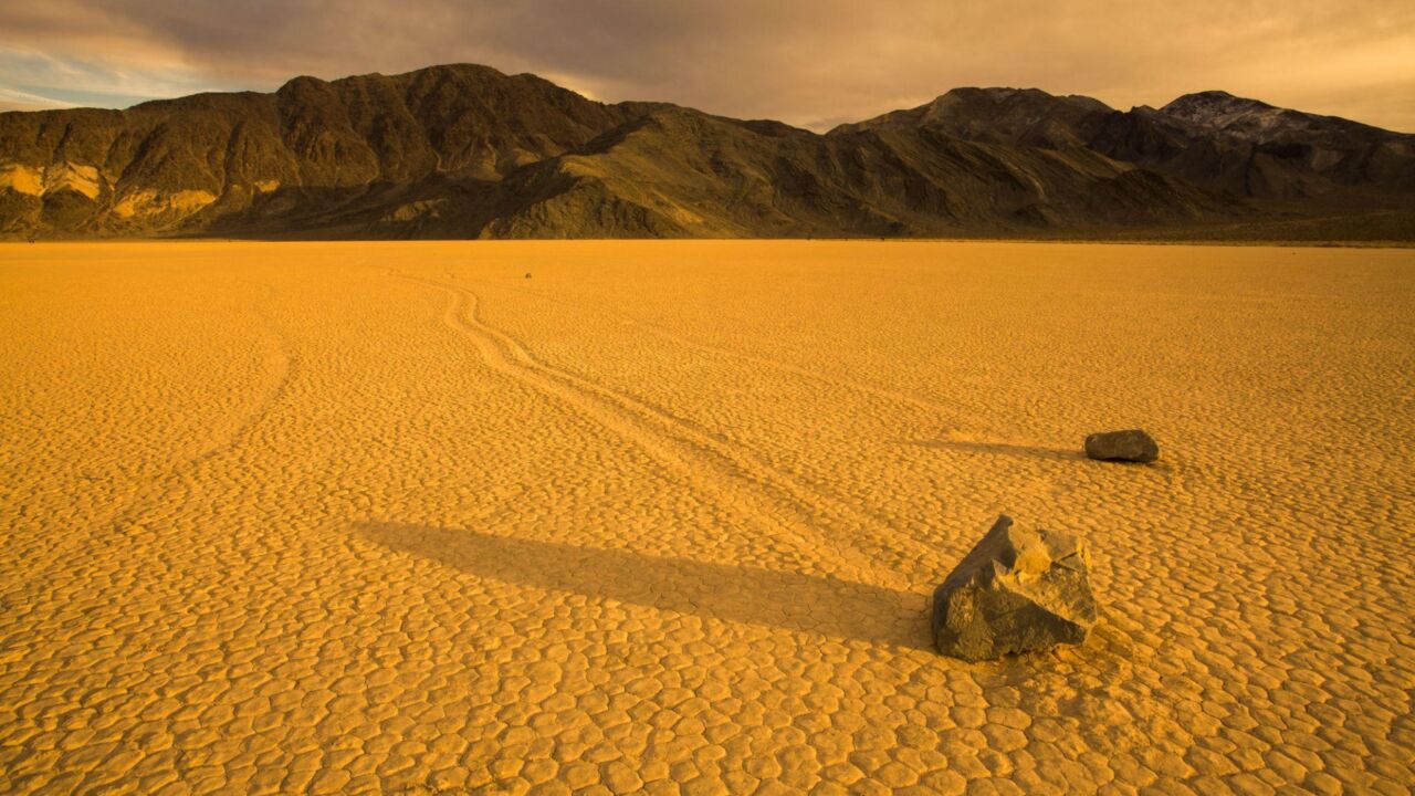 Sailing stones of death valleyAHa1Awr